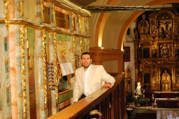 Arturo Barba en el órgano histórico de Torre de Juan Abad