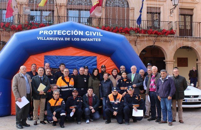 Carmen Olmedo entrega material Proteccion Civil 1 (Copiar)
