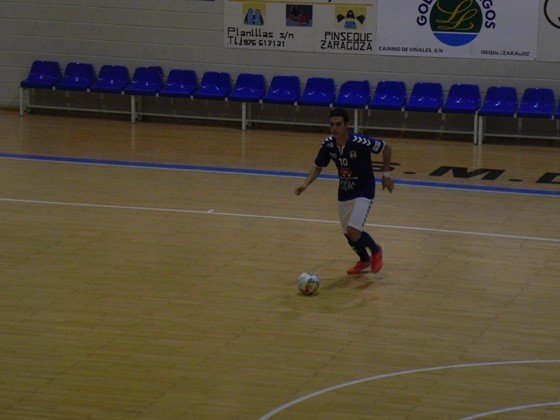 Dani Santos con el balón en el partido de Copa, donde hizo un hattrick - Foto FSValdepeñas (Copiar)