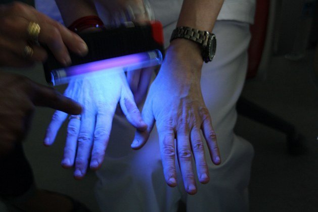 Prueba con luz UV para comprobar higiene de manos (Copiar)