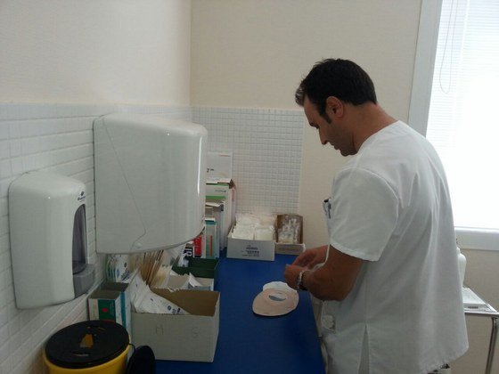 Enfermero Consulta Ostomías CEDT Almadén manipulando dispositivos (Copiar)