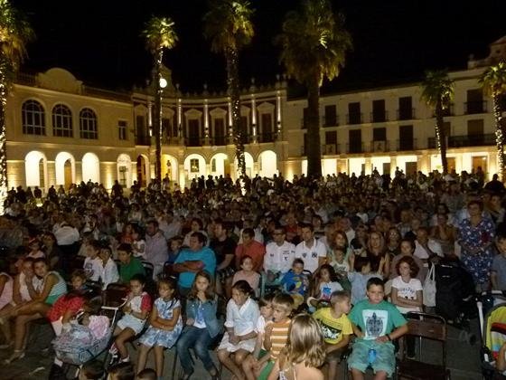Plaza de Manzanares con público (Copiar)
