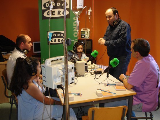 Momento del taller de radio niños hospitalizados (Copiar)
