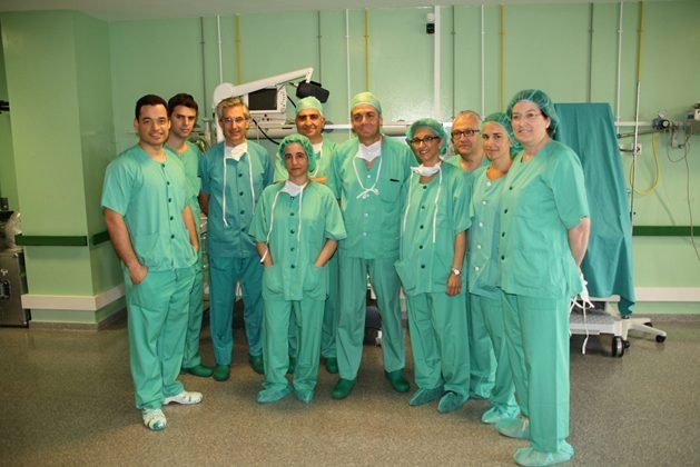 Los cirujanos de otras comunidades posan con los especialistas del Mancha Centro (Copiar)