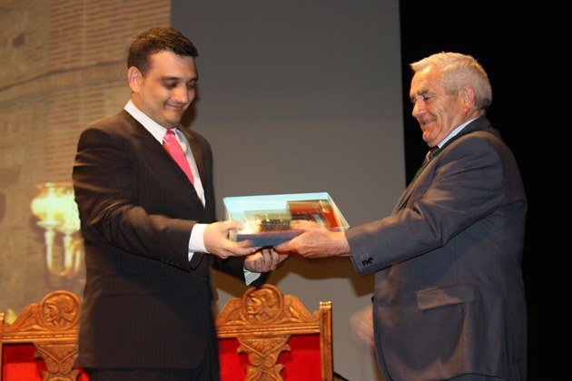 San Isidro pregonero recibe placa (Copiar)