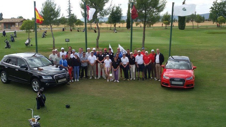 golfistas junto a vehículos de Tresa Auitomoción al término de la jornda (Copiar)