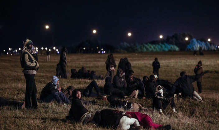 Migrantes esperan un tren para ir a Inglaterra. (Copiar)