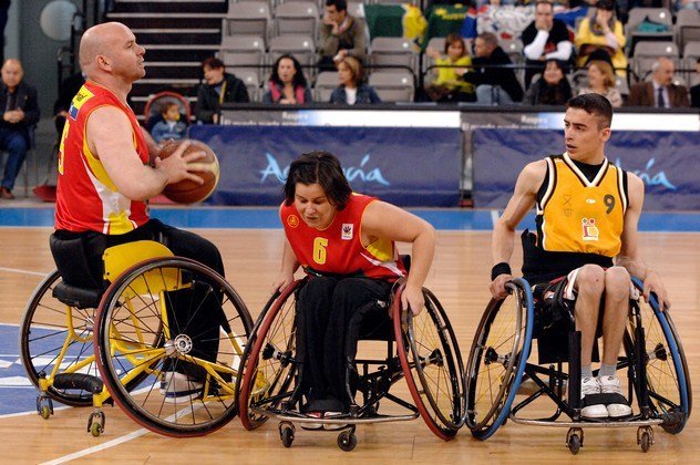 Carlos Ver, Cristina Campos y Fran Lara, expacientes del Hospital Nacional de Parapléjicos que actualmente (2015) juegan en la selección española de baloncesto en silla de ruedas. Foto: Carlos Monroy