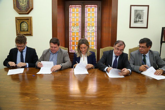 El viceconsejero de Administración Local, Fernando Mora, firma el acta de deslinde entre Toledo y Cobisa (Copiar)