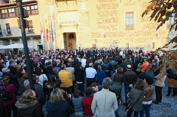 Más de 400 personas se concentran ante el Palacio de Fuensalida de Toledo en repulsa a los atentados de París