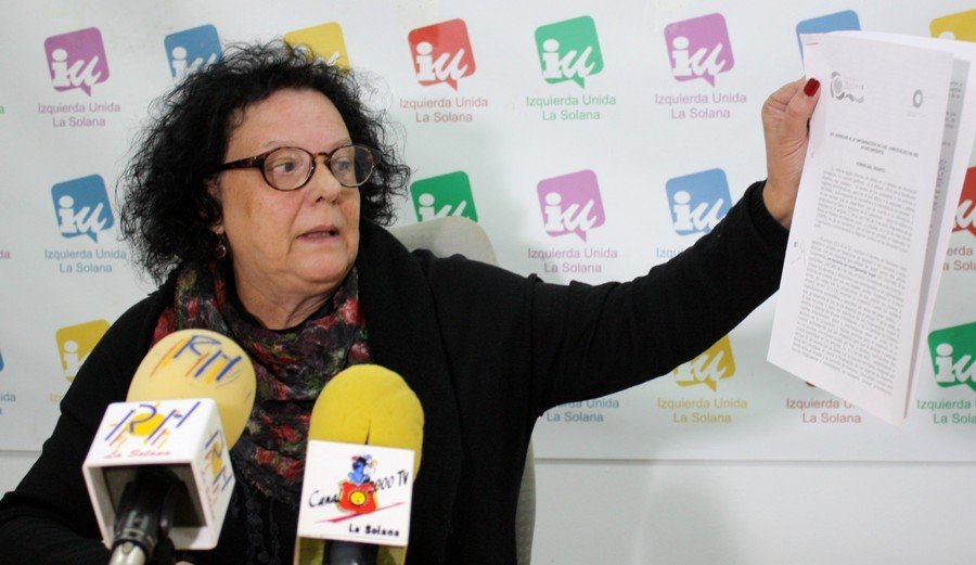 María Pérez exhibe documento