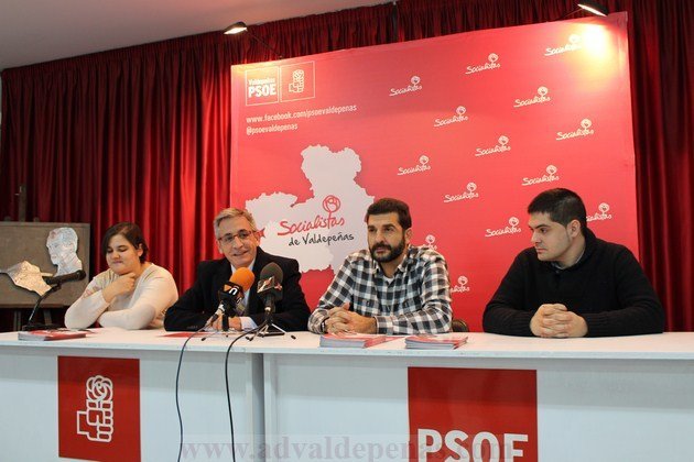 Jesús Martín y Manuel Martínez López-Alcorocho junto a miembros de la Ejecutiva Local Socialista
