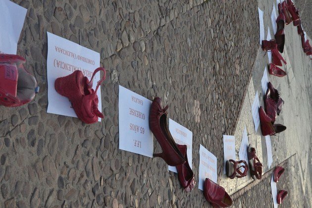 dia violencia de genero- zapatos rojos 25-11-2015 013-almagro (Copiar)
