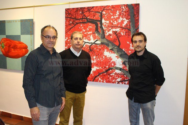 José María Ponce, Manuel López y Chema del Fresno posando junto a una obra del pintor albaceteño