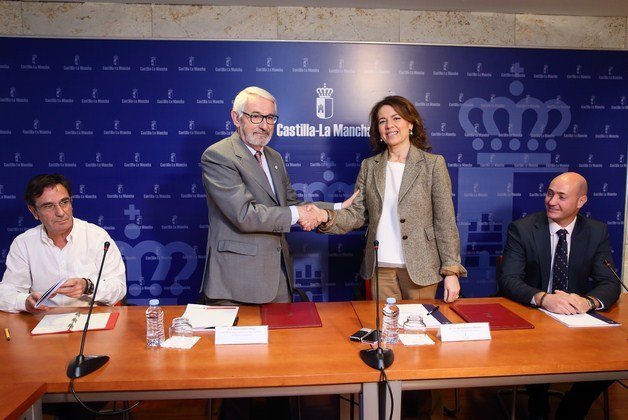 La consejera de Bienestar Social, Aurelia Sánchez, firma convenio de colaboración con Cruz Roja Española (Copiar)