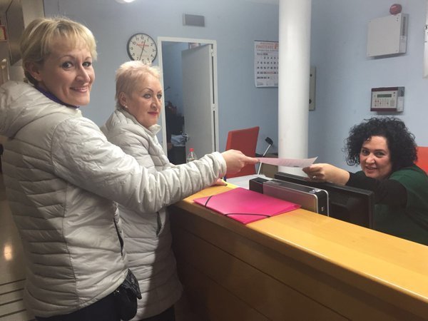 Ciudadanas extranjeras interesándose por el documento en el Centro de Salud de Palomarejos (Toledo)