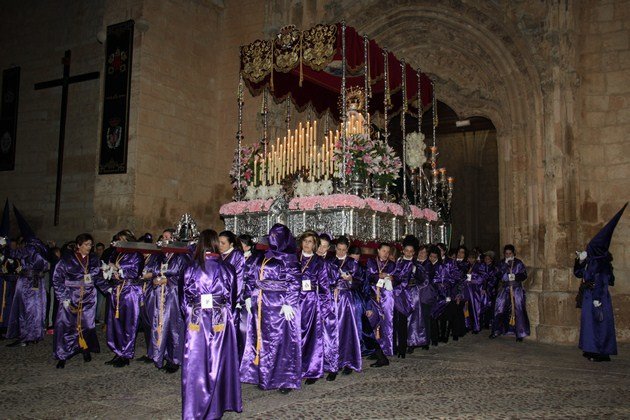 Mujeres de Trono portando a Nuestra Señora del Mayor Dolor en su Soledad