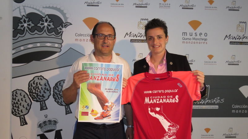 Antonio Ballesteros y Esther Nieto-Márquez con el cartel y camiseta de la carrera 2016