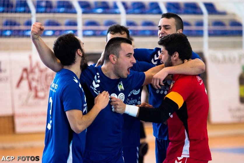 El quinteto de filial valdepeñero celebrando un gol - Foto Aurelio Calatrava-ACP