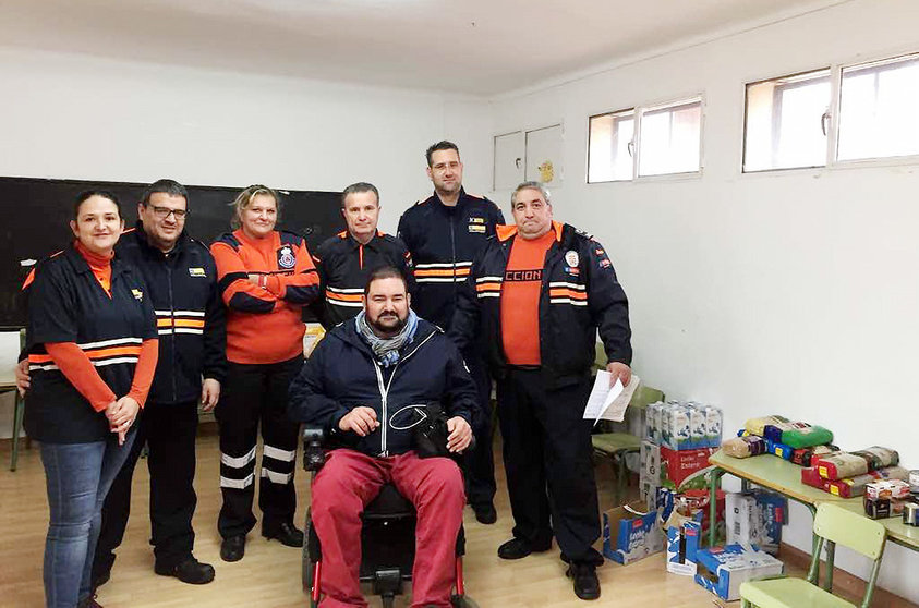 El concejal Gijón y los voluntarios de Protección Civil que han participado en el reparto de los lotes