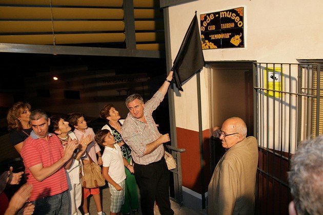 Presidente del Club y alcalde de Almodóvar, inaugurando en 2013 la sede-museo de la entidad taurina_ad
