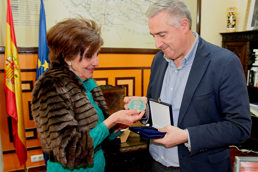 Maribel Garrido recibe del alcalde la medalla que el Ayuntamiento solo otorga a altas personalidades