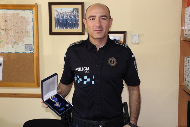Antonio Velasco con su medalla al mérito policial (Copiar)