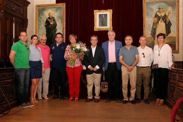 Junto a diferentes miembros de la Corporación municipal, presidida por el alcalde Lozano (Copiar)