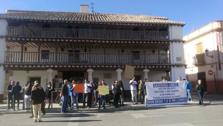 familias afectads constructor tomelloso ante puerta ayuntamiento (Copiar)