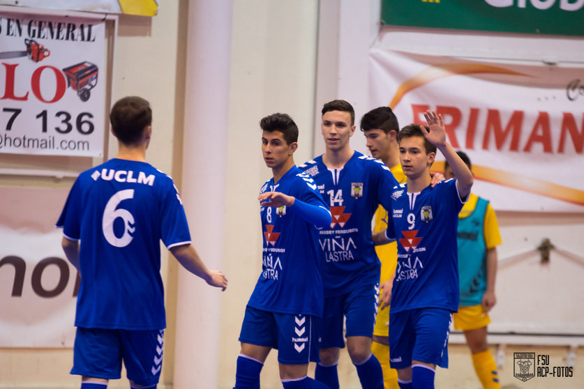 El equipo juvenil del FS Valdepeñas celebra uno de los seis goles a Membrilla. Foto ACP-FSValdepeñas 17-18 (1)