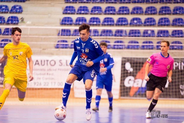 El jugador del juvenil Álex Naranjo, conduce el balón en un partido de casa del juvenil del FS Valdepeñas (1) (Copiar)
