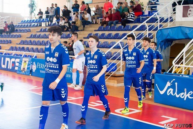Los jugadores del filial del FS Valdepeñas saltan a la pista del Virgen de la Cabeza (Copiar)
