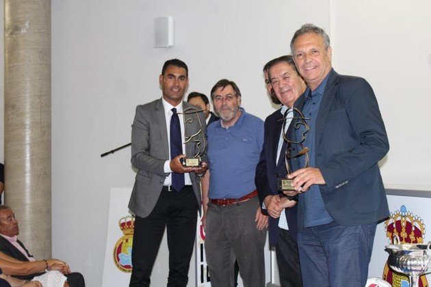 Joan Linares, Director Deportivo del Viña Albali Valdepeñas, con el Trofeo Quijote junto a Joaquín Caparrós, Trofeo Sancho Panza (Copiar)