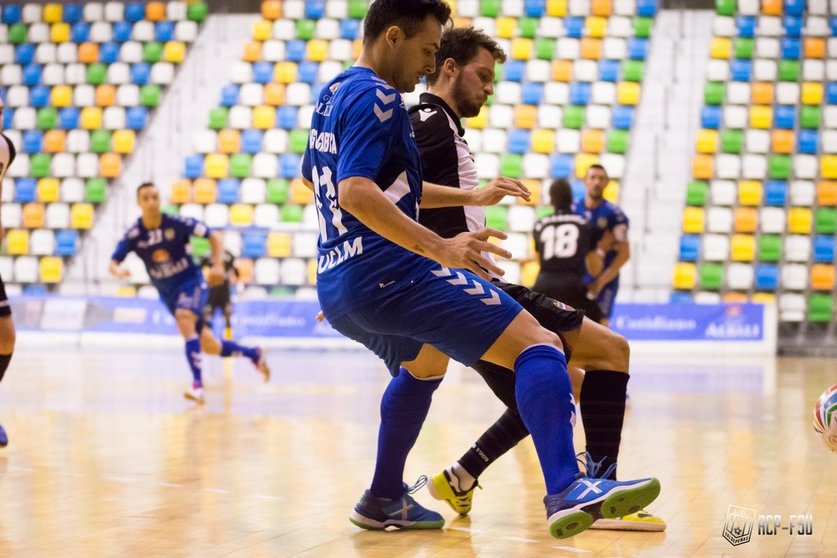 Thiago Cabeça disputa un balón en uno de los partidos de la pretemporada del Viña Albali Valdepeñas