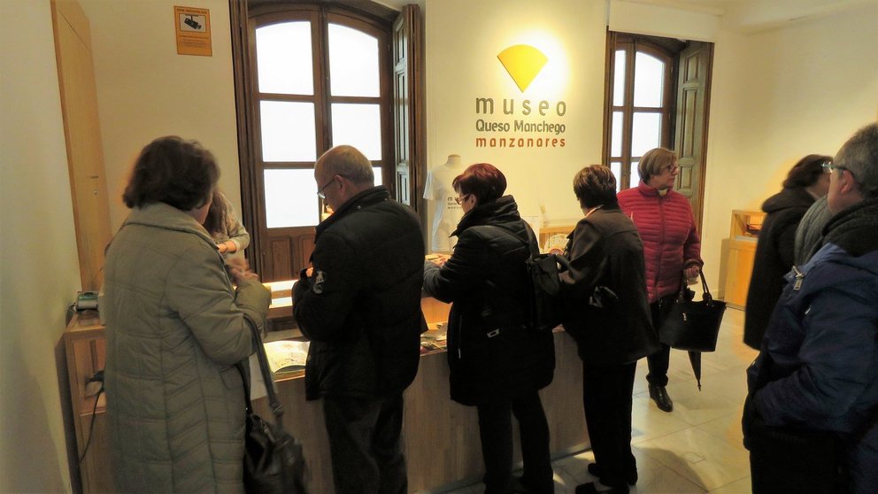 Turistas museo traje Manzanares