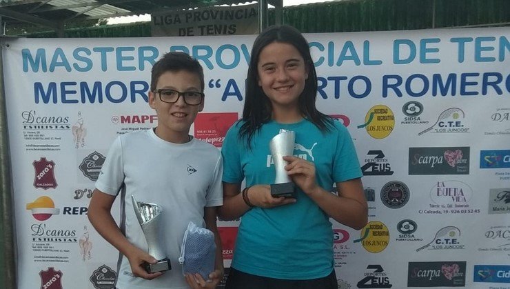 Raul Quintana y Montse Mahia con sus trofeos (Copiar)