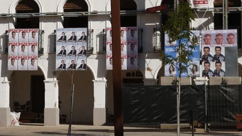 Cartelería de la campaña electoral en la Plaza de la Constitución