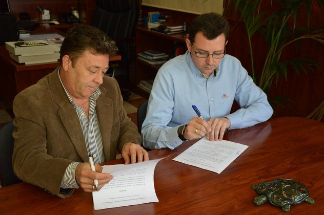 Pedro García Moreno y José Manuel Fernández en el momento de la firma Pedro García Moreno y José Manuel Fernández en el momento de la firma