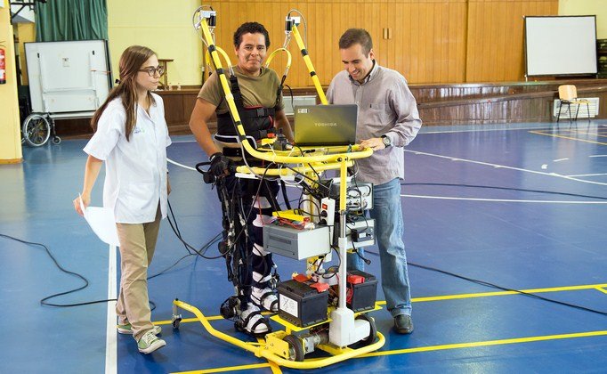 Prueba de un exoesqueleto en el Hospital Nacional de Parapléjicos. (Foto: Carlos Monroy//SESCAM)