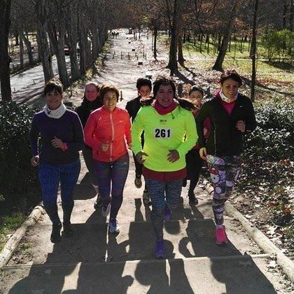 Carmen (de amarillo) corriendo con un grupo de mujeres Carmen (de amarillo) corriendo con un grupo de mujeres