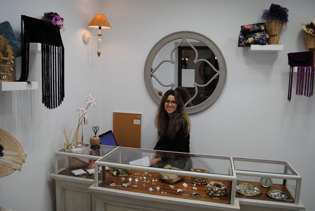Ángela en su tienda Biznaga Ángela en su tienda Biznaga