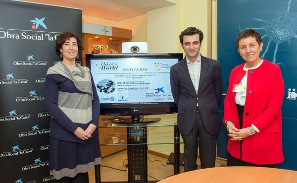 En la foto: De izquierda a derecha, la directora de Instituciones de La Caixa en Castilla-La Mancha, Mayka Díaz Chiron, el director de orquesta y responsable del proyecto A Kiss for All The Word, Íñigo Pirfano y la directora del Hospital Nacional