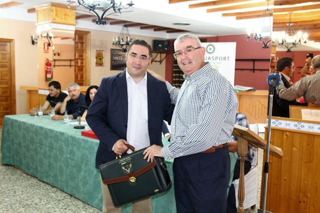 Juan de Dios García hace entrega de la cartera de presidente a Agustín Rabadán Juan de Dios García hace entrega de la cartera de presidente a Agustín Rabadán