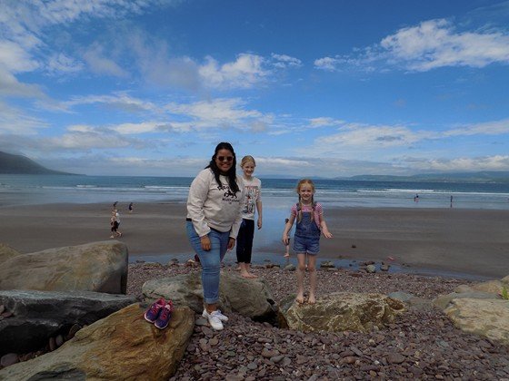 Margarita con las niñas que cuida como Au Pair en Irlanda Margarita con las niñas que cuida como Au Pair en Irlanda