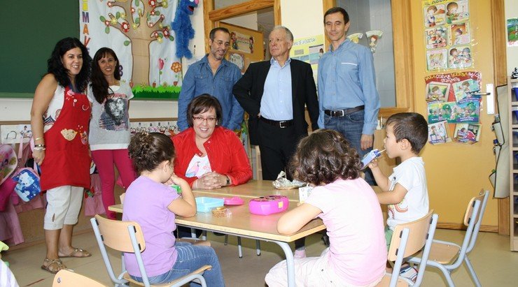 Foto de archivo de Carmen Olmedo visitando un colegio