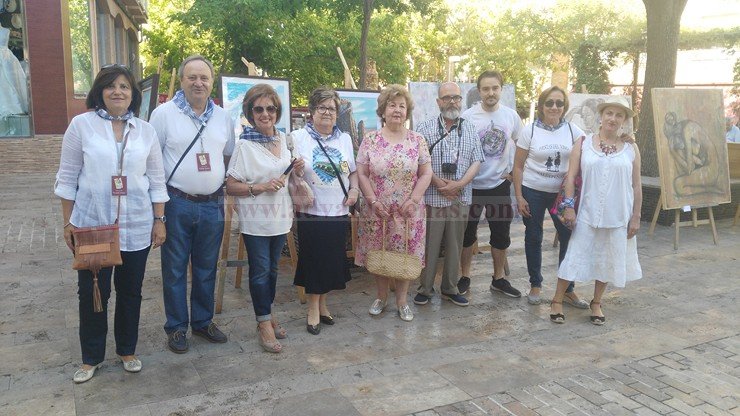 Miembros de Pintores D´Artes con sus obras en la Plazoleta Balbuena. Miembros de Pintores D´Artes con sus obras en la Plazoleta Balbuena.