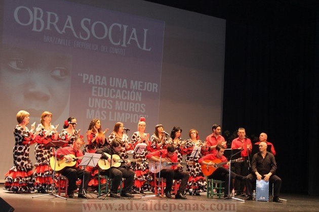 Foto de archivo del Coro Rociero en abril de 2016 y en una actuación por una causa solidaria Foto de archivo del Coro Rociero en abril de 2016 y en una actuación por una causa solidaria
