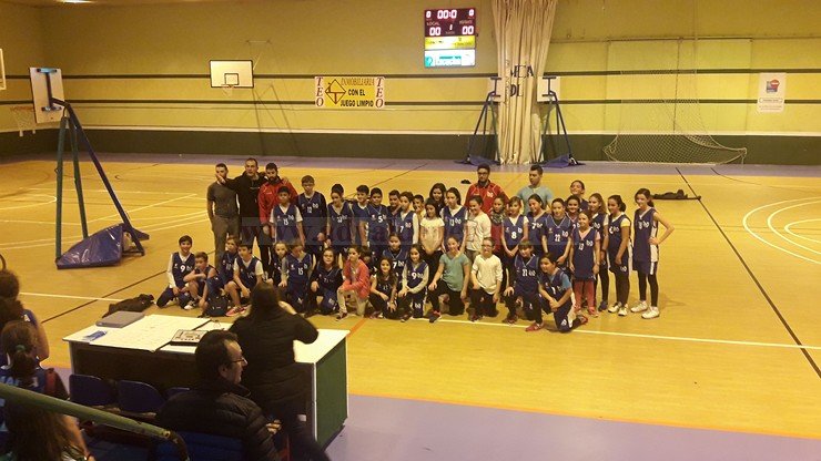 Alumnos de las Escuelas Deportivas en el homenaje a Alfonso Manzanares Alumnos de las Escuelas Deportivas en el homenaje a Alfonso Manzanares