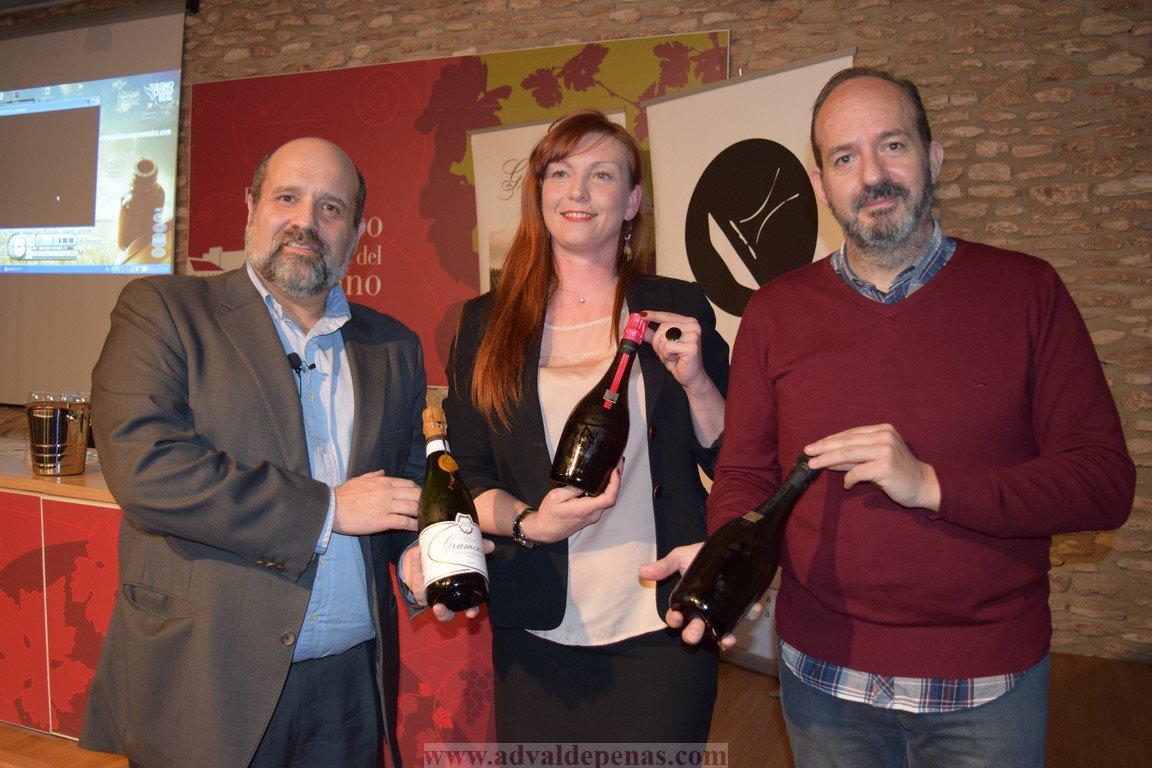 Toni Pérez, junto a Ana García y el sumiller José Carlos Rodríguez