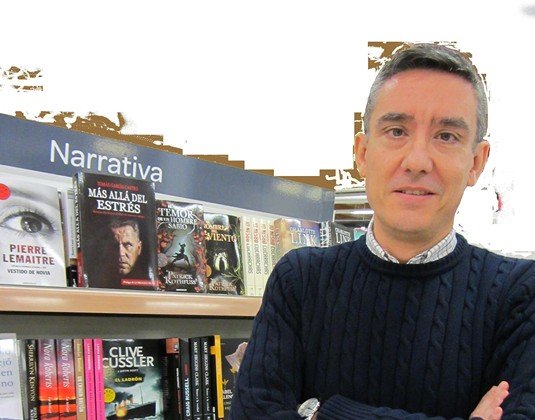 Tomás en la Librería con su libro en la estantería del fondo. Tomás en la Librería con su libro en la estantería del fondo.